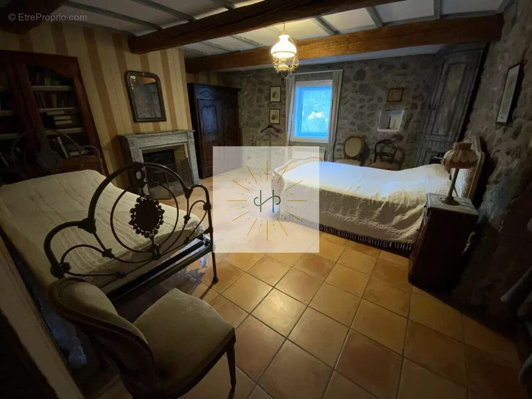 Maison à SAINT-VINCENT-DE-BARRES