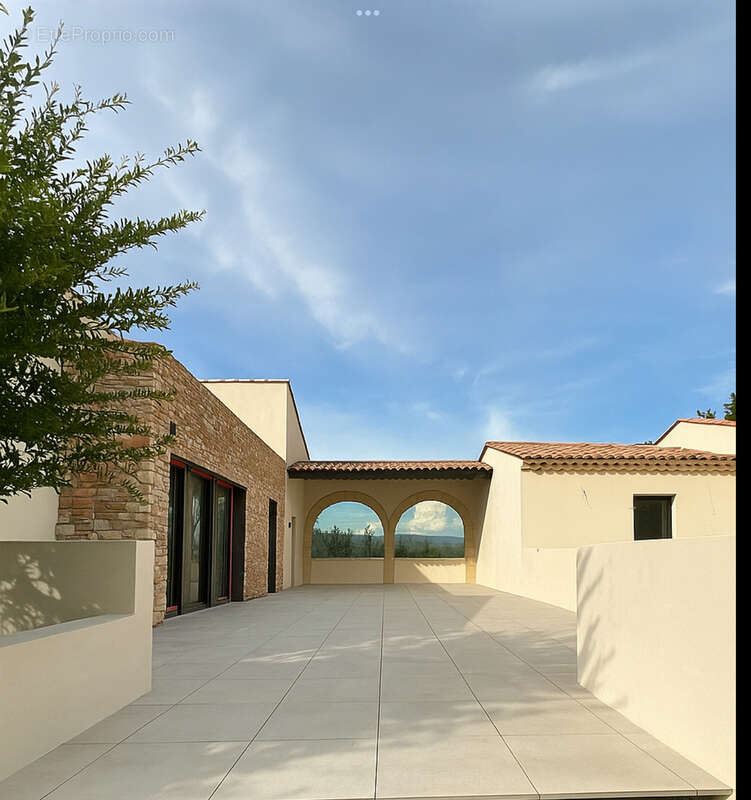 Maison à LE PUY-SAINTE-REPARADE