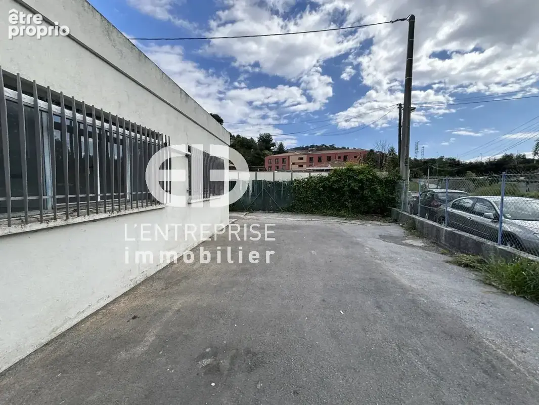A VENDRE ENTREPÔT à ST ANDRE DE LA ROCHE d'une superficie de 400m² avec Bureaux et Extérieur de 500m² - photo 3