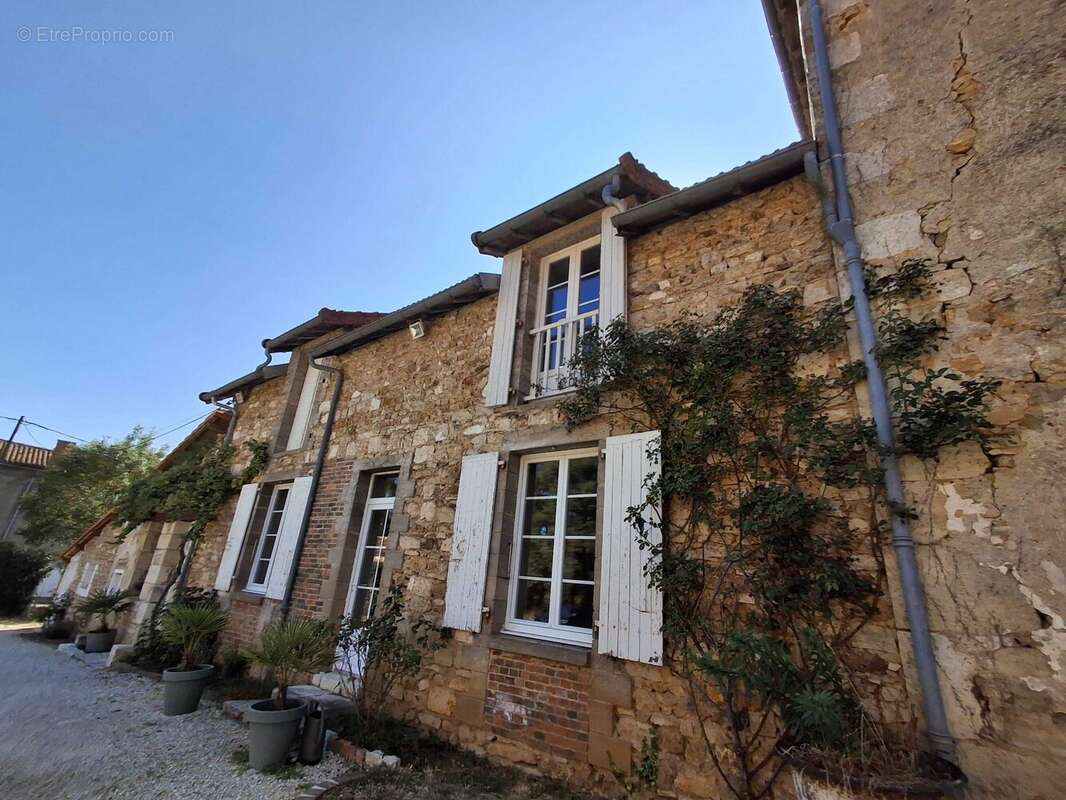 Maison 136 m² à Chasseneuil-Sur-Bonnieure  - photo 4