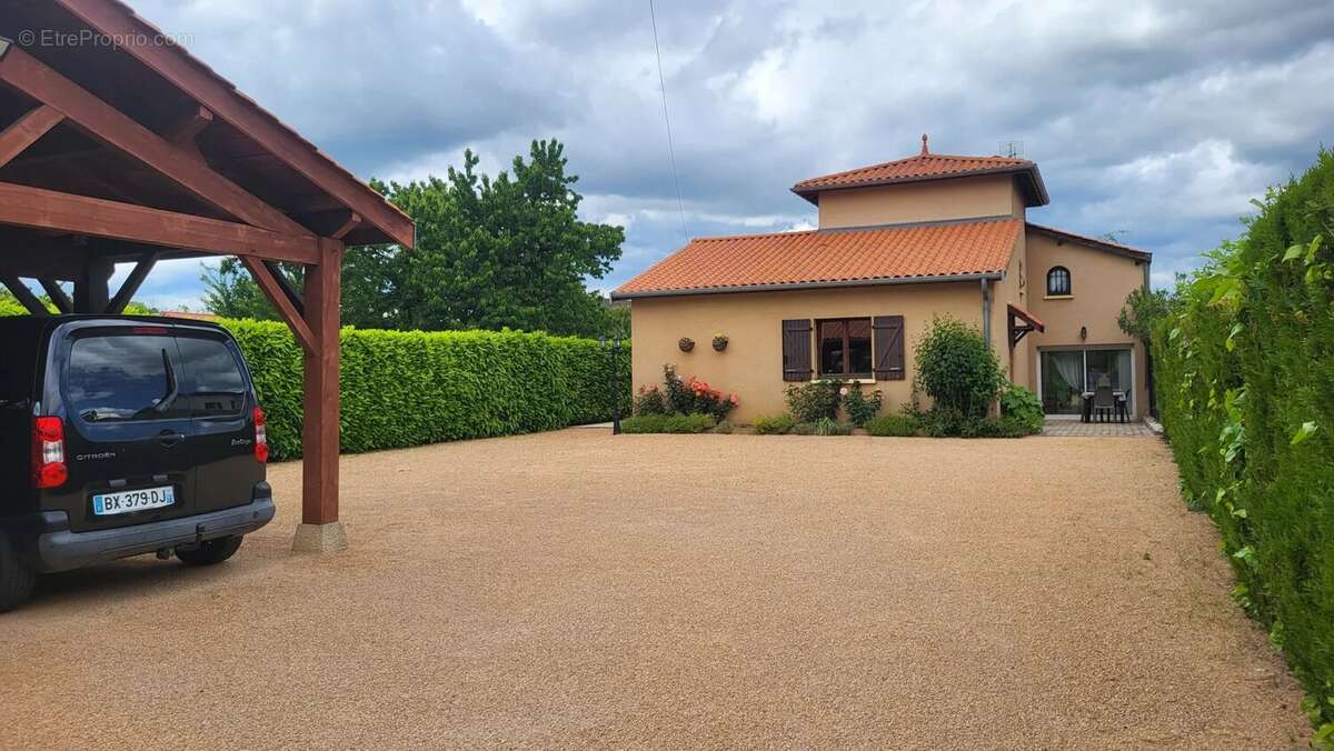 Maison à ROMANECHE-THORINS