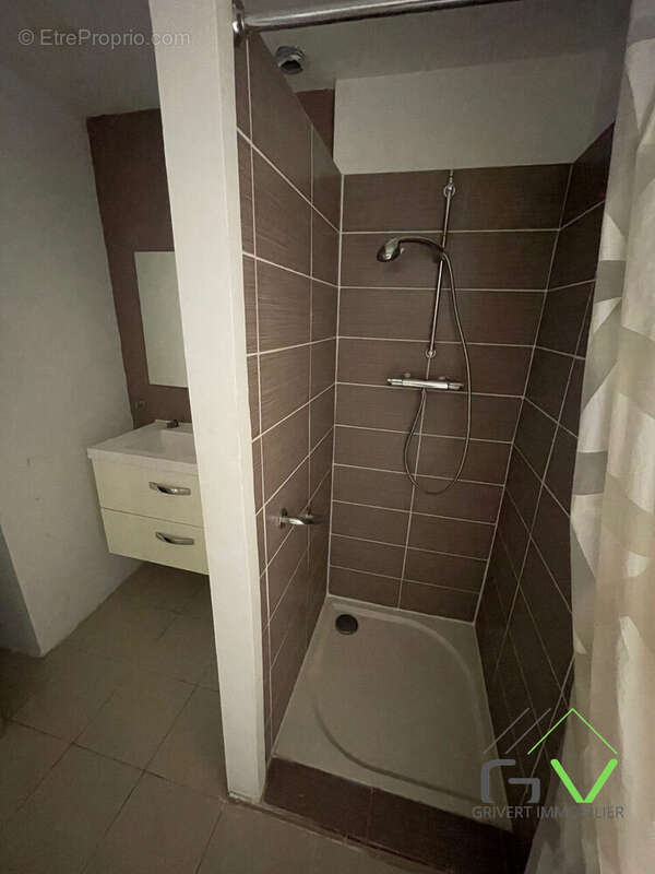 T2 Coté rue - Appartement à NIMES