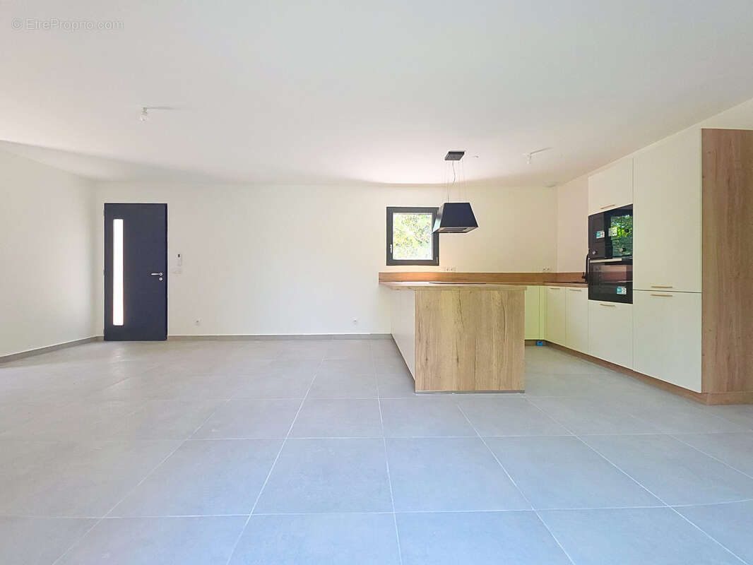 L’agence Négoce Habitat vous propose à la vente cette villa situé sur la commune de LUNEL Quartier La Magnaner - photo 5