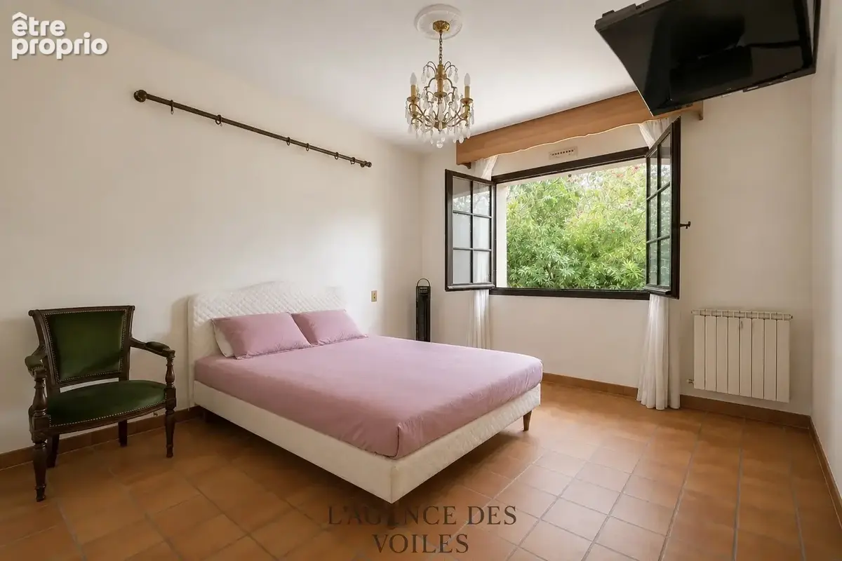 Maison individuelle T5/T6 sur sous-sol avec jardin, terrasses, et piscine - photo 6