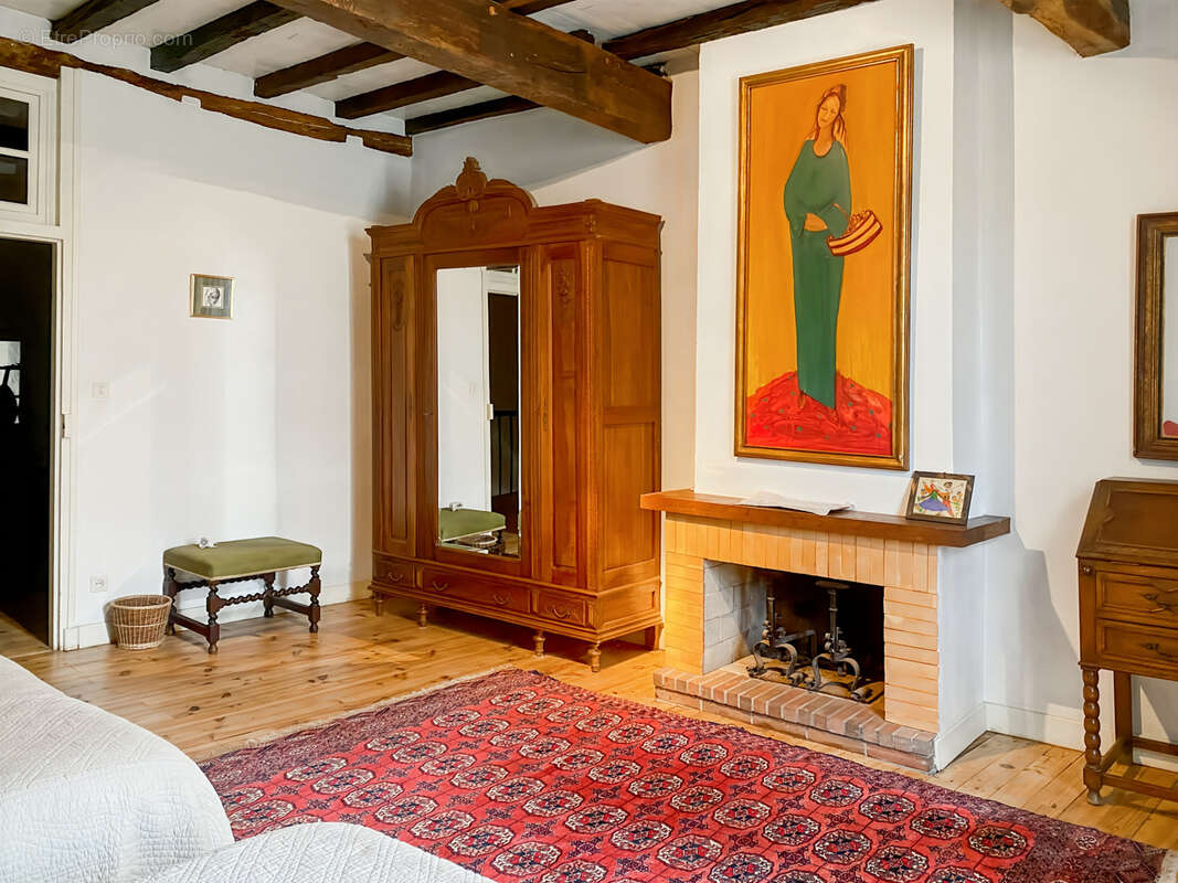 À Vendre – Maison de village en pierre (6 pièces) de 227 m² à Bazian (Gers) avec cour et jardinet - photo 11