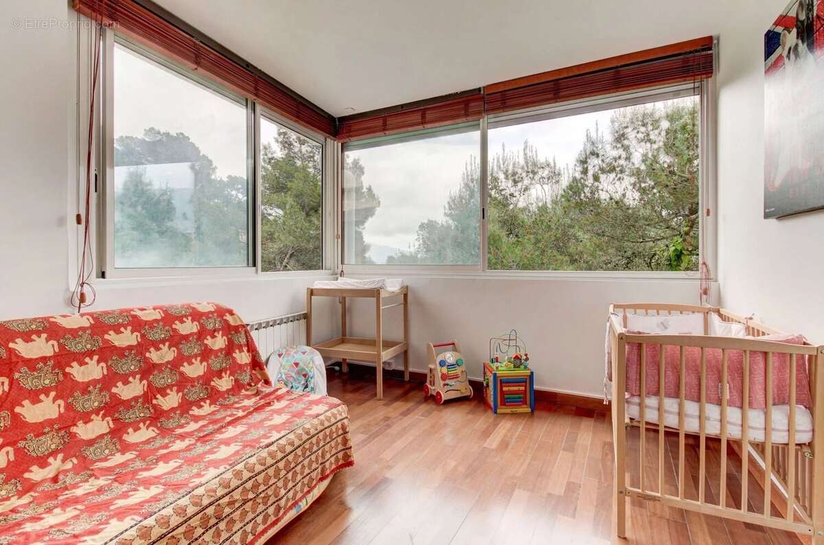 Appartement à TOURRETTE-LEVENS