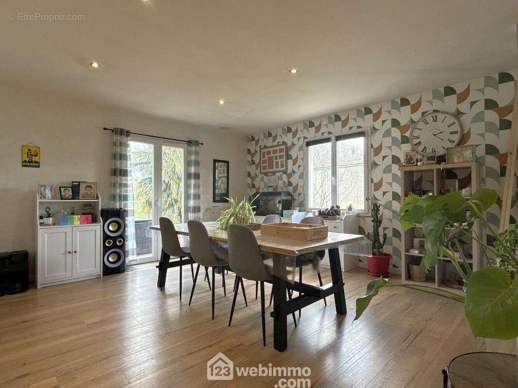 Comprenant un espace salle à manger, - Maison à AMBERRE