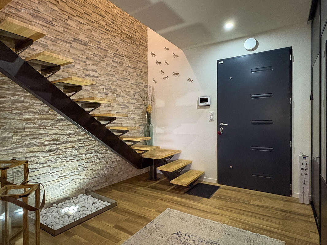 Maison à LES MARTRES-D'ARTIERE