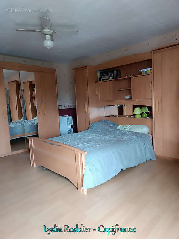 Maison avec 4 chambres – terrain clôturé – deux terrasses - PUY GUILLAUME (63290) - photo 9