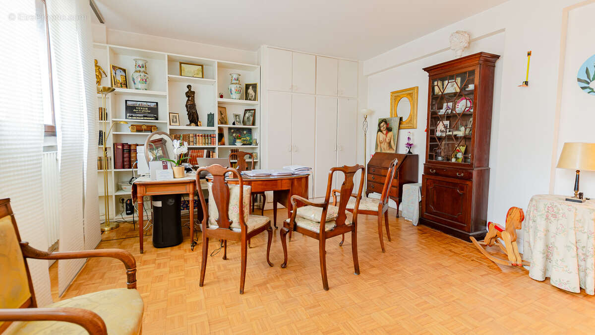 Commerce à PARIS-16E