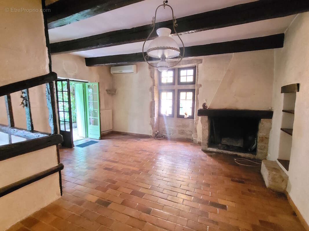 Grande maison en pierres avec belle cour arborée. - photo 9