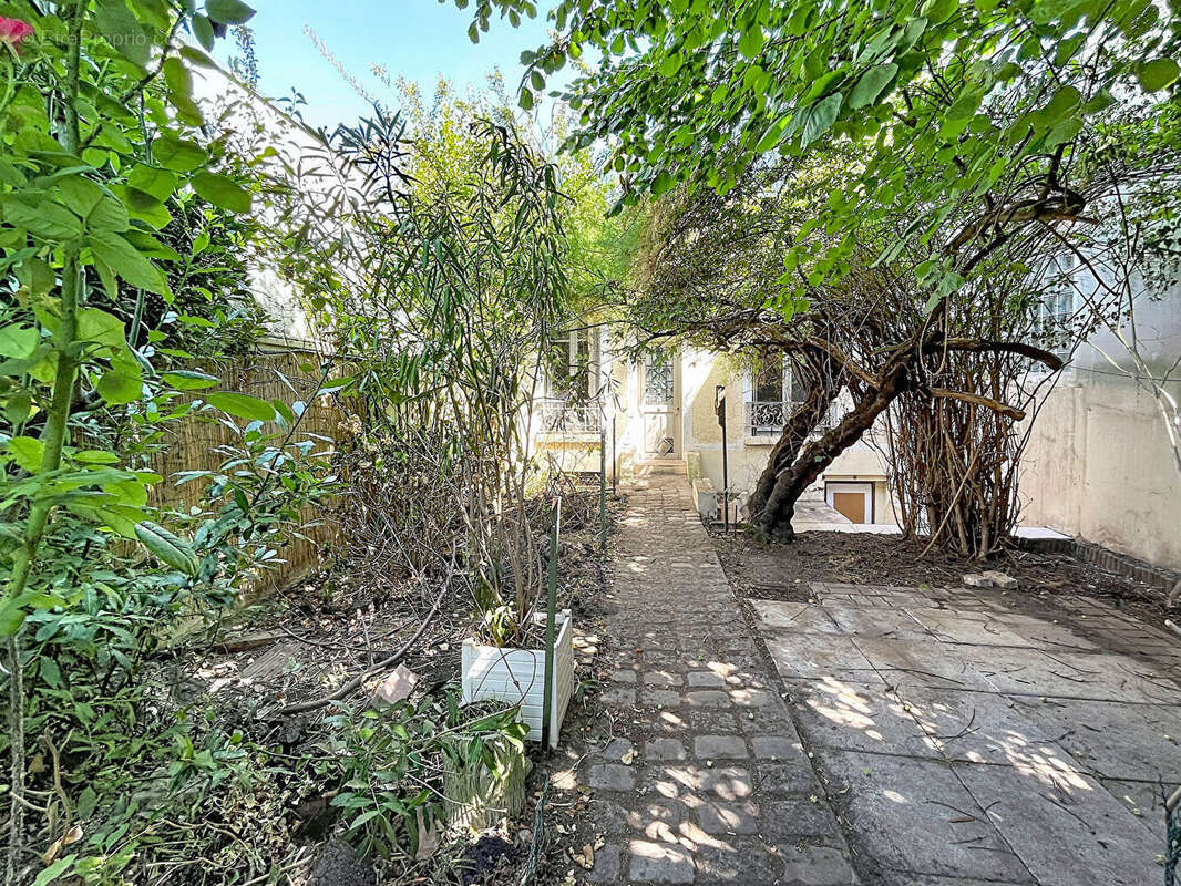 Terrain 187m² à suresnes - photo 2