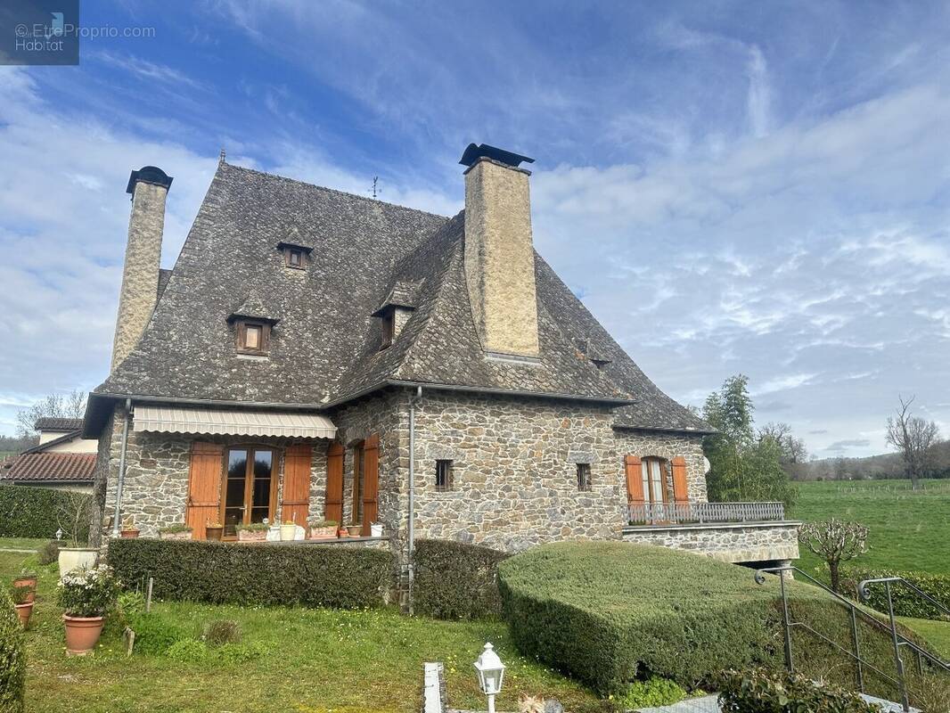 Maison à SAINT-ETIENNE-DE-MAURS