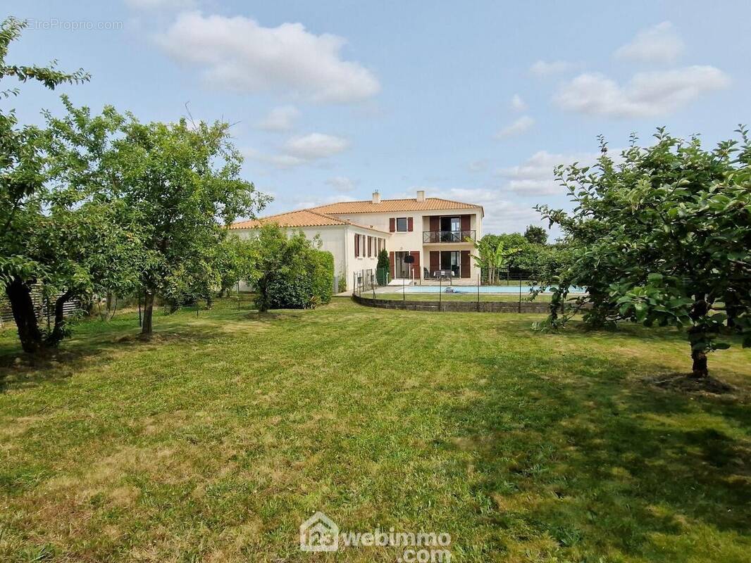 Vue du jardin et de la maison au second plan - Maison à LA ROCHE-SUR-YON