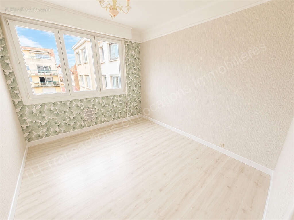 Appartement F4 de 106 m² avec balcon, garage et dépendances - photo 3