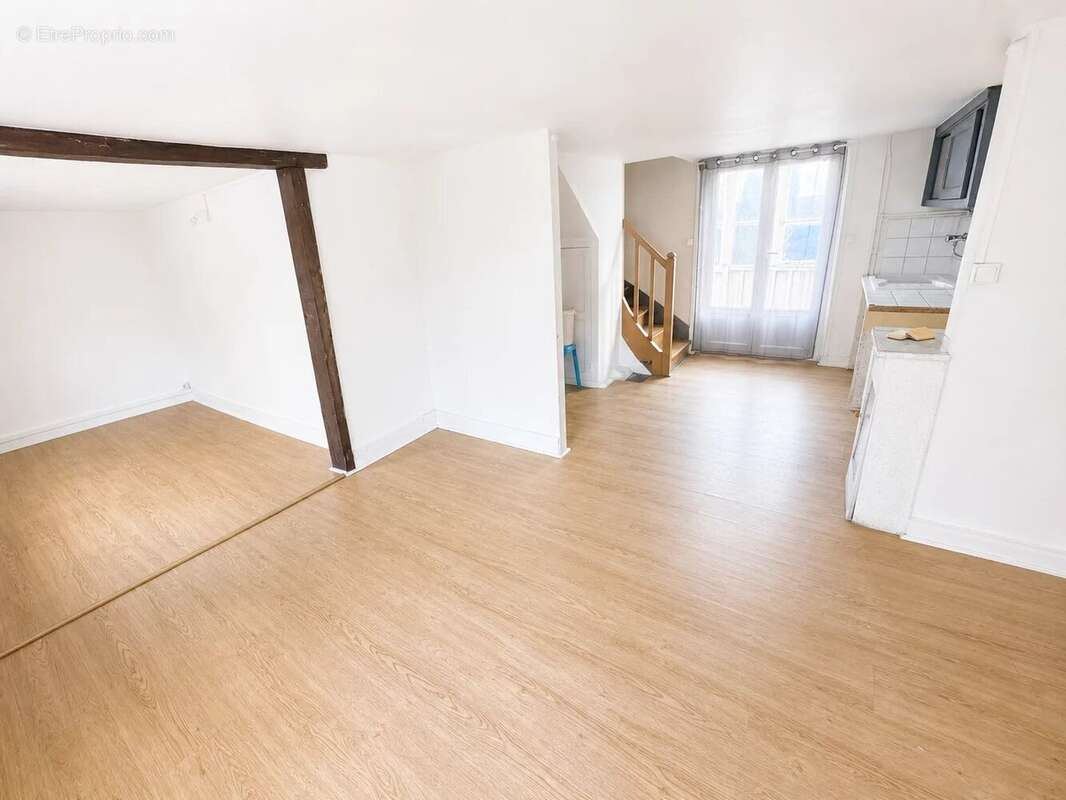 Charmante maison à rénover, 2 chambres et Garage - photo 2