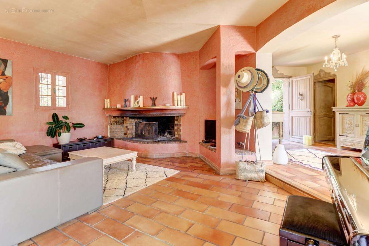 Maison à LA ROQUETTE-SUR-VAR