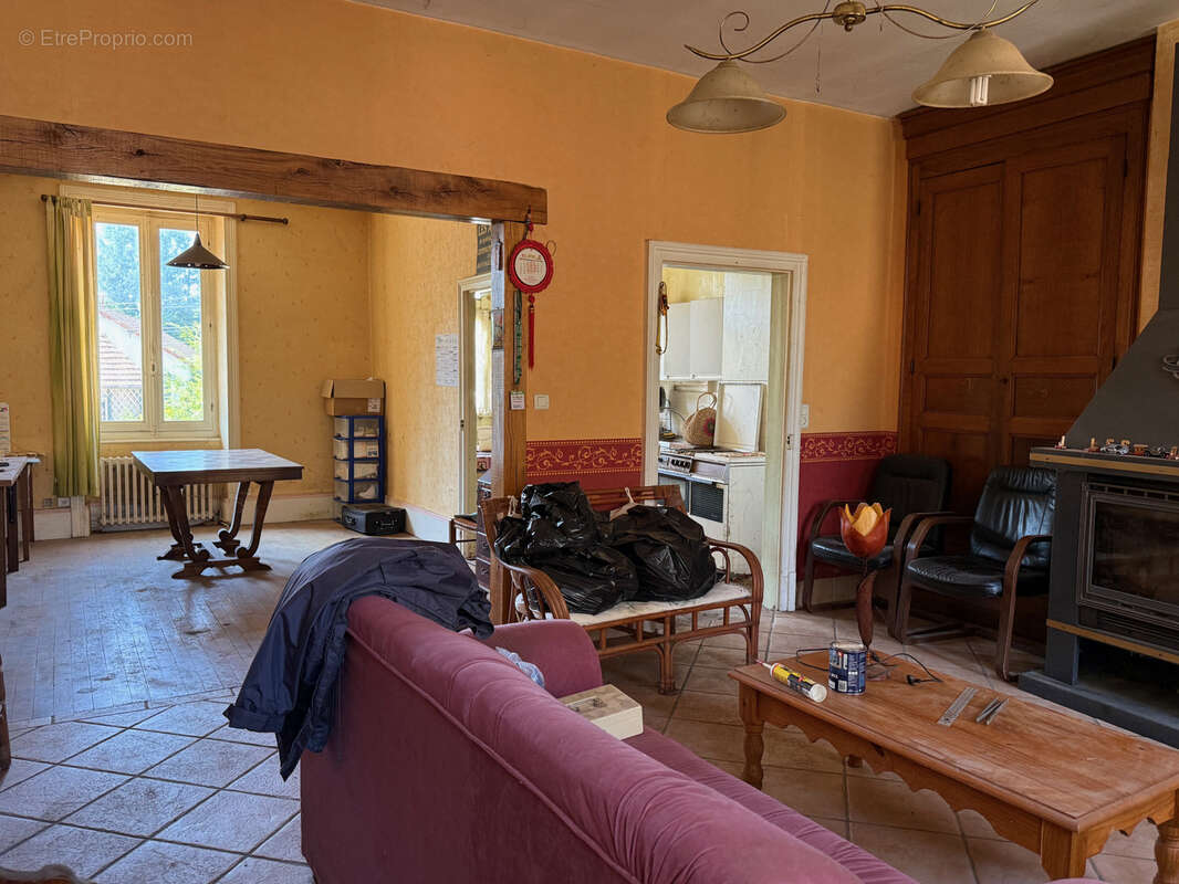 Auv 1227 : Maison de bourg à rénover, jardin, garages et grange - photo 3
