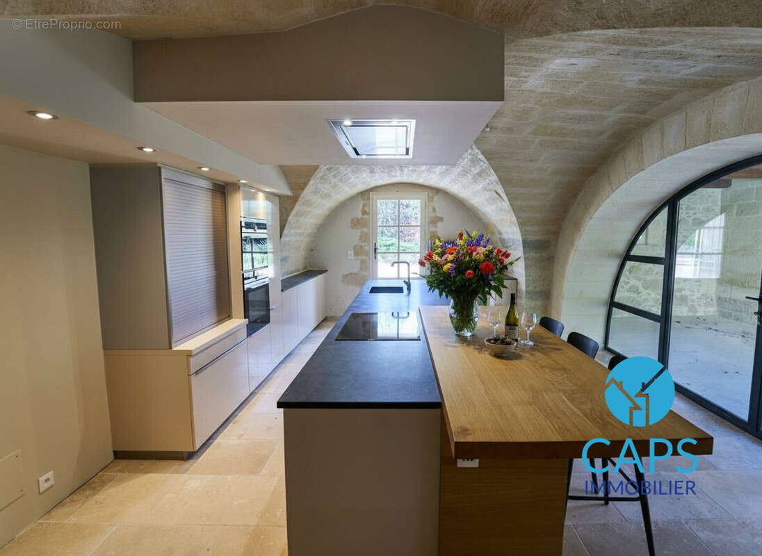 Maison 290 m² à Uzes  - photo 4