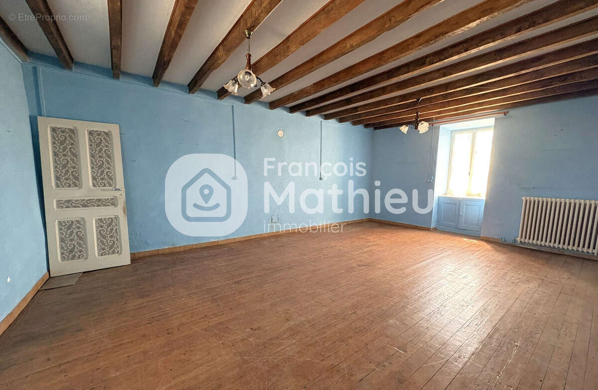 Châtillon-sur-Chalaronne - Maison avec dépendances à rénover sur 1 379 m2 de terrain - photo 6