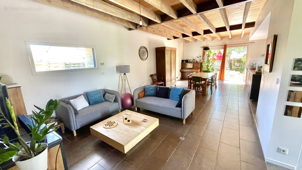 Maison à BECON-LES-GRANITS