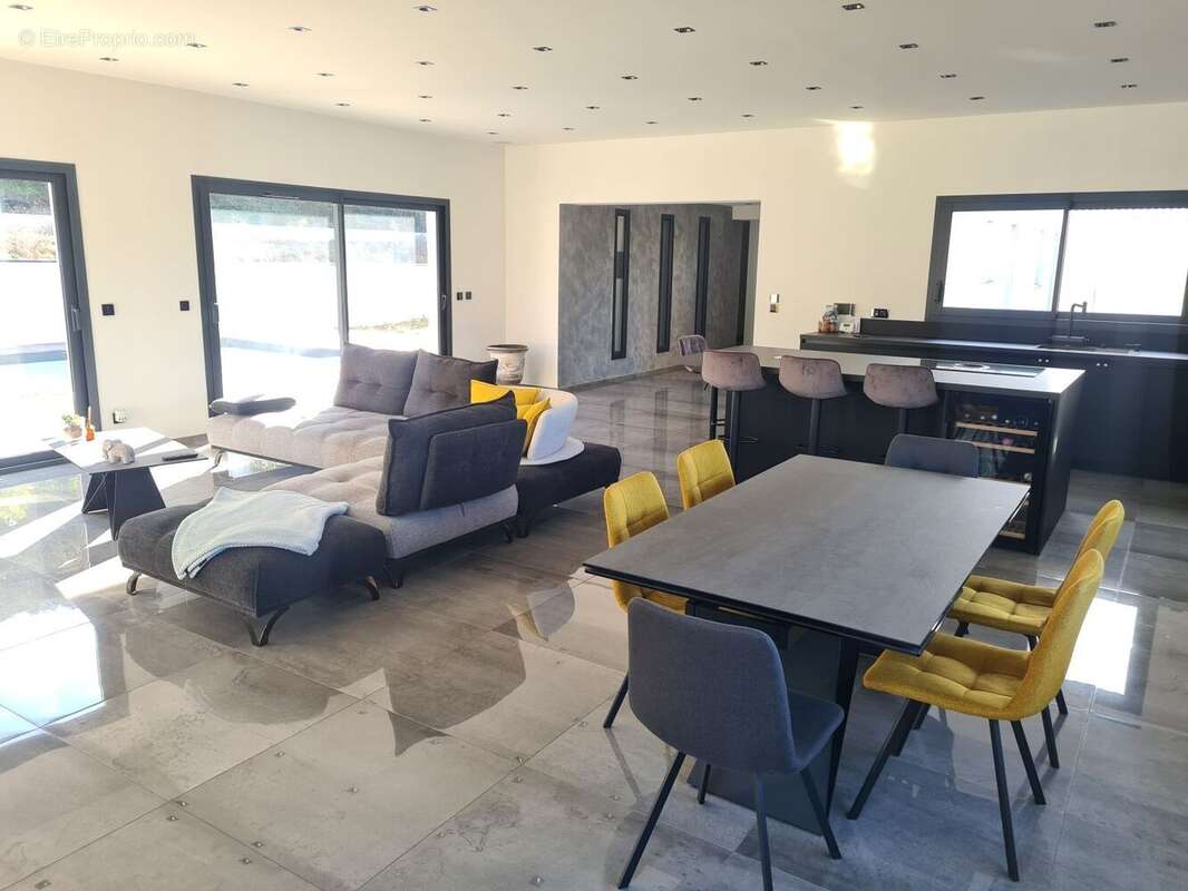 Maison à SAINT-JULIEN-LES-ROSIERS