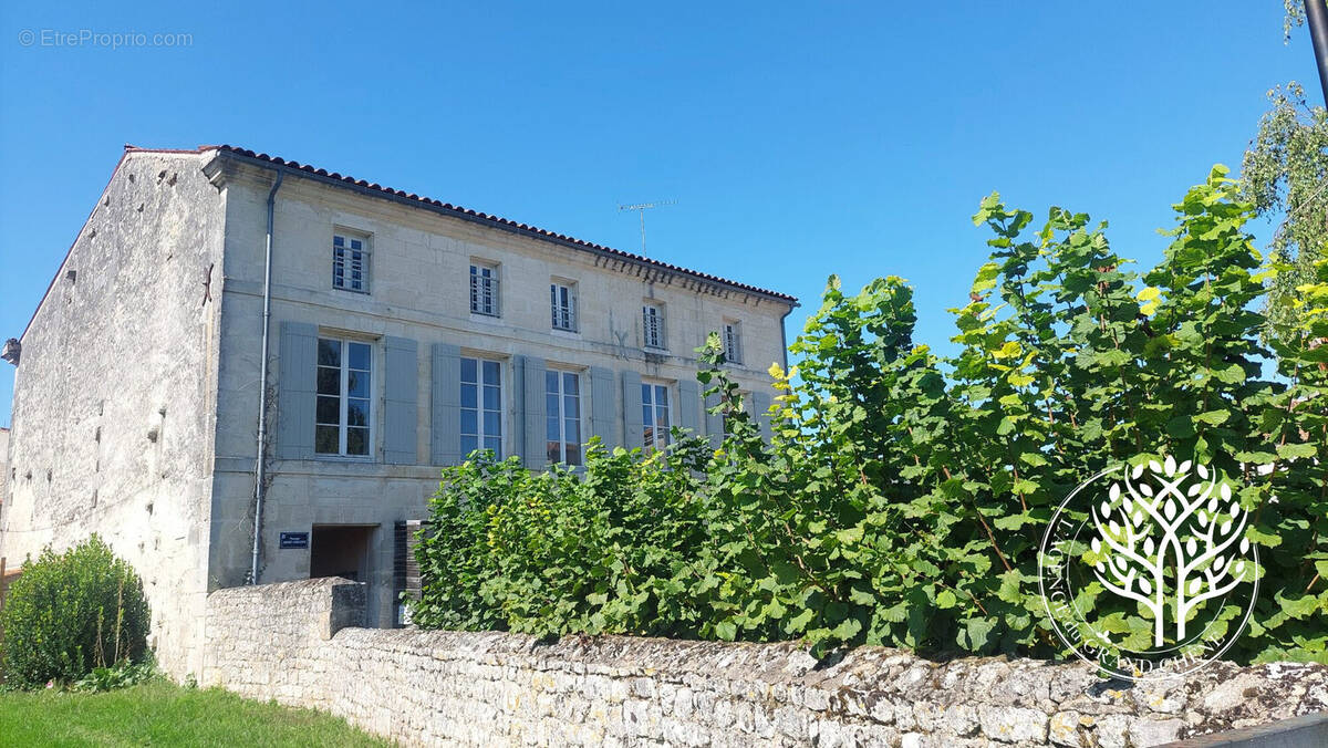 immeuble centre village  - Appartement à SAINT-SAVINIEN
