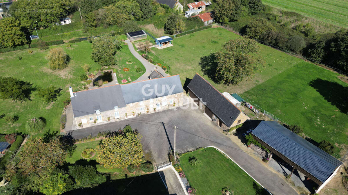 Maison à BAZOUGES-LA-PEROUSE