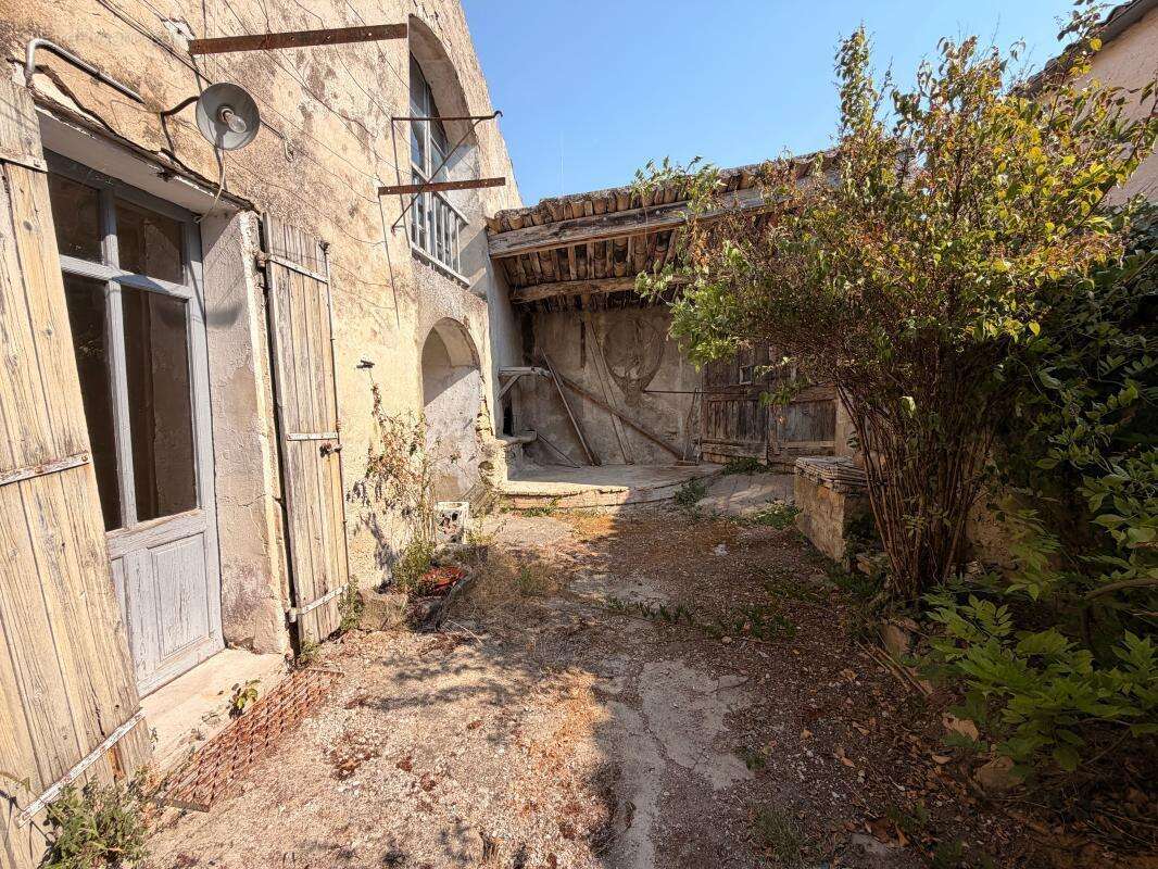 Maison À Vendre - 5 pièces - 3 chambres - Cour intérieure - photo 2