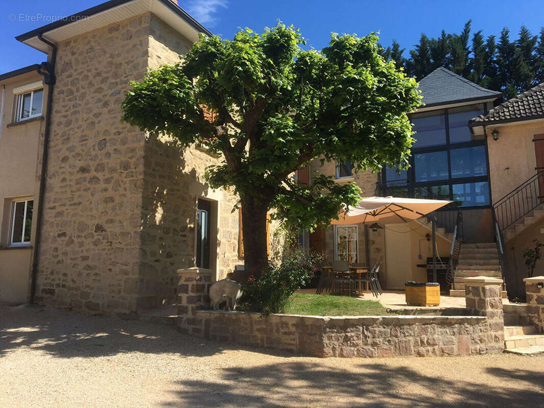 CORREZE. Proche BRIVE-LA-GAILLARDE. Maison en pierre avec 6 chambres, un gîte de 2 chambres, une grange, 2 écuries et un hangar  - photo 2