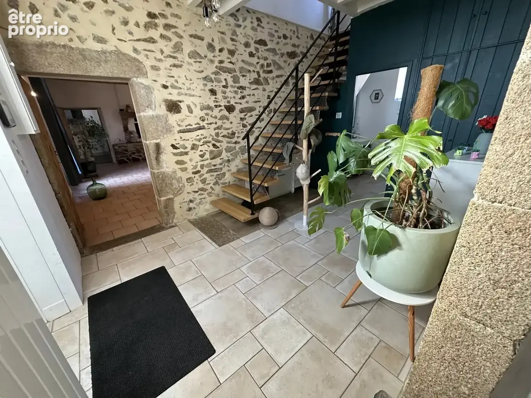 Ancien corps de ferme rénové, 5 chambres + gite + grange de 204 m² et 4 196 m² de terrain - photo 2