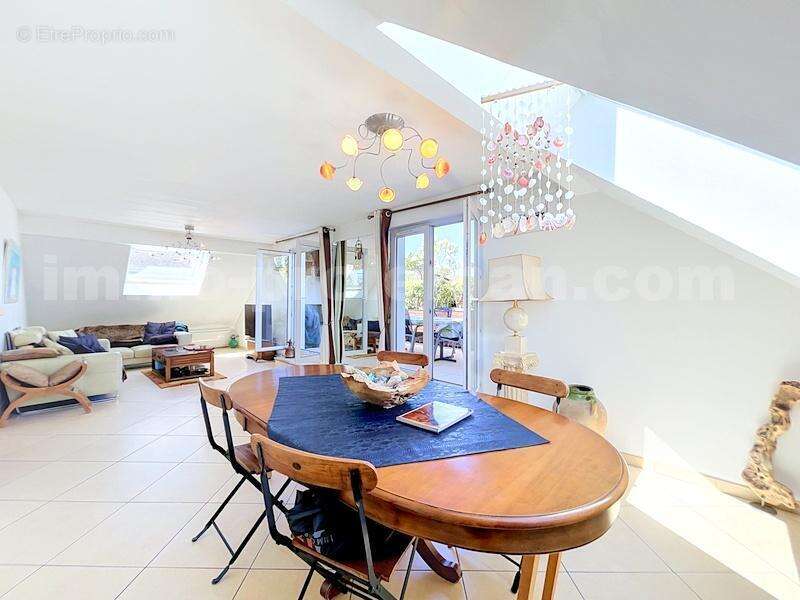 Appartement_T4_Gaillard_belle_superficie_prix_frontière_Suisse_direction_GENEVE_autoroutes_investissement_locatif_vente_vue_séjour_salon - Appartement à GAILLARD