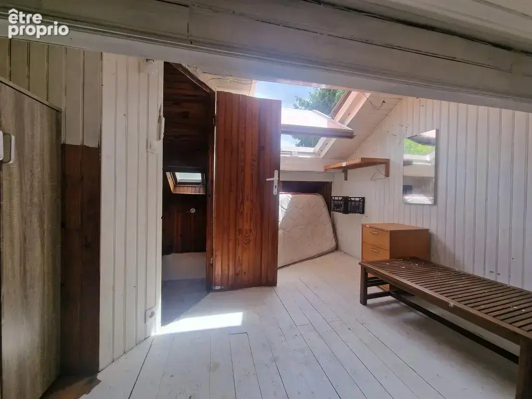 Maison à rénover en fond de parcelle de 240m² de terrain. Idéalement située à moins de 10 minutes à pied de la gare, cette maiso - photo 13