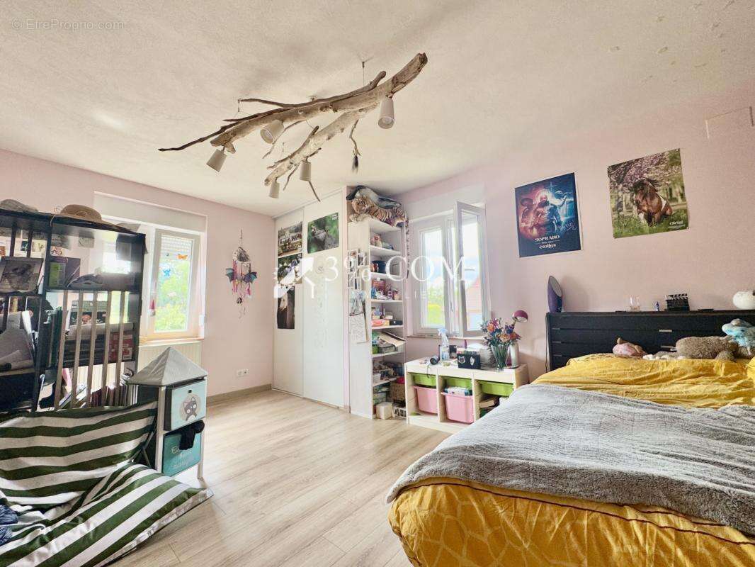 3%COM Une  grande maison rénovée avec dépendance sur 32 ares - photo 10