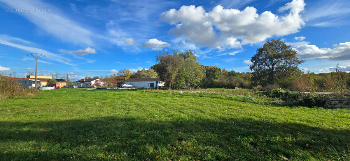 Terrain à MESNIL-SAINT-PERE