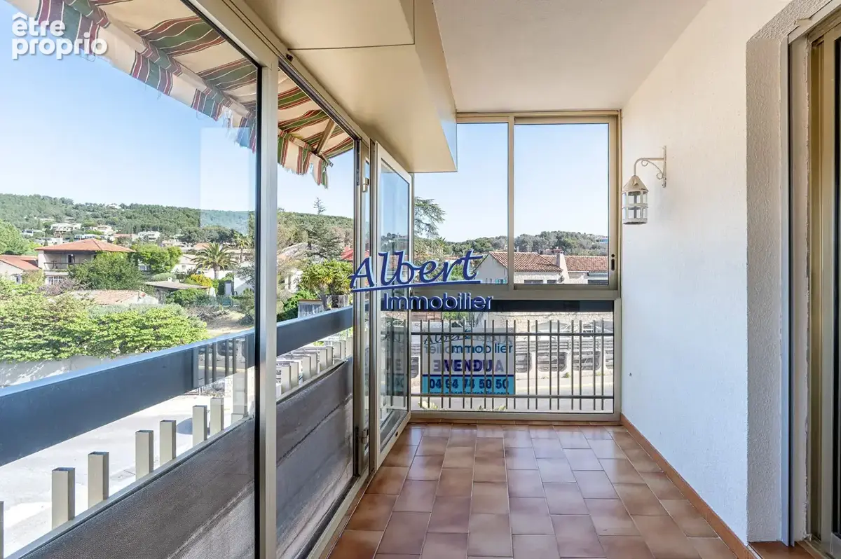 Appartement 2 pièces à vendre à Bandol, dernier étage avec vue dégagée - photo 4