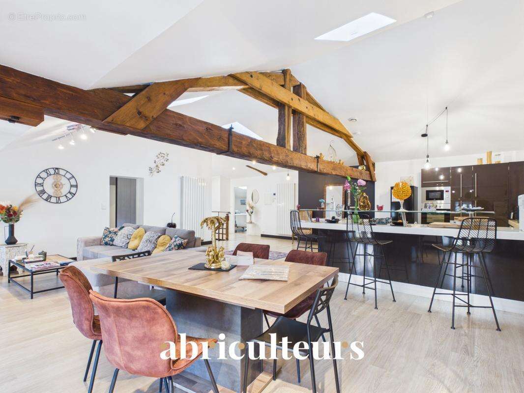 Immeuble polyvalent de 333 m² en vente à Saint-Savinien (17350) - photo 4