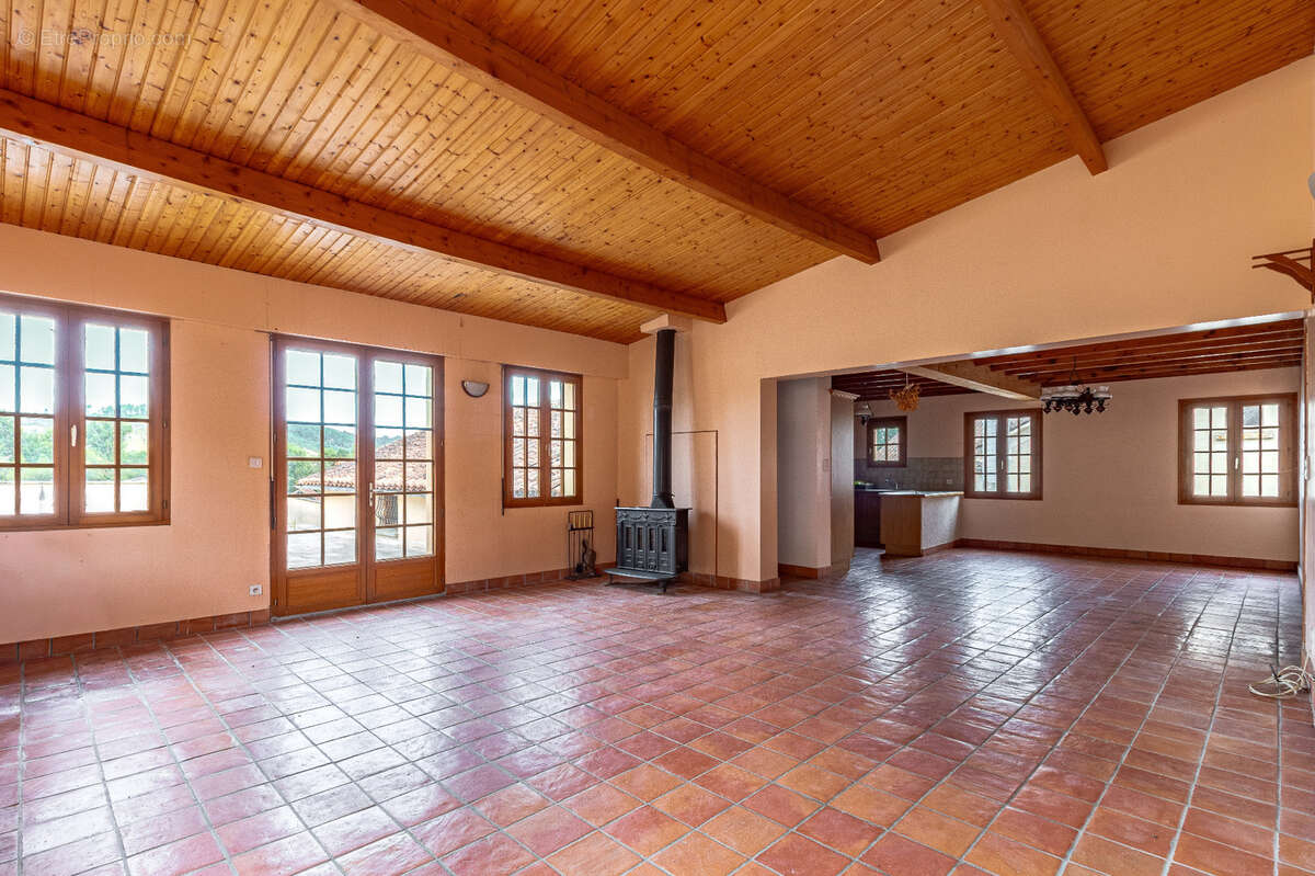 Propriété avec maison, piscine et ancien restaurant - photo 3