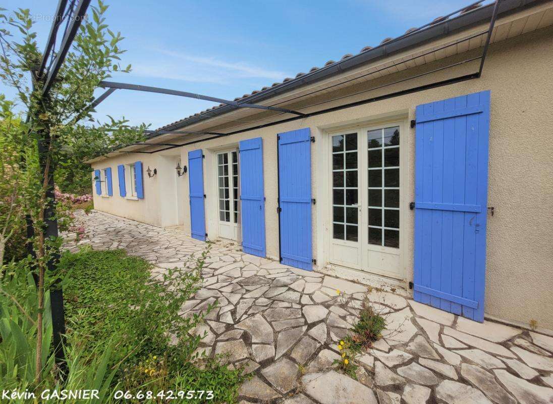 Maison à ROULLET-SAINT-ESTEPHE