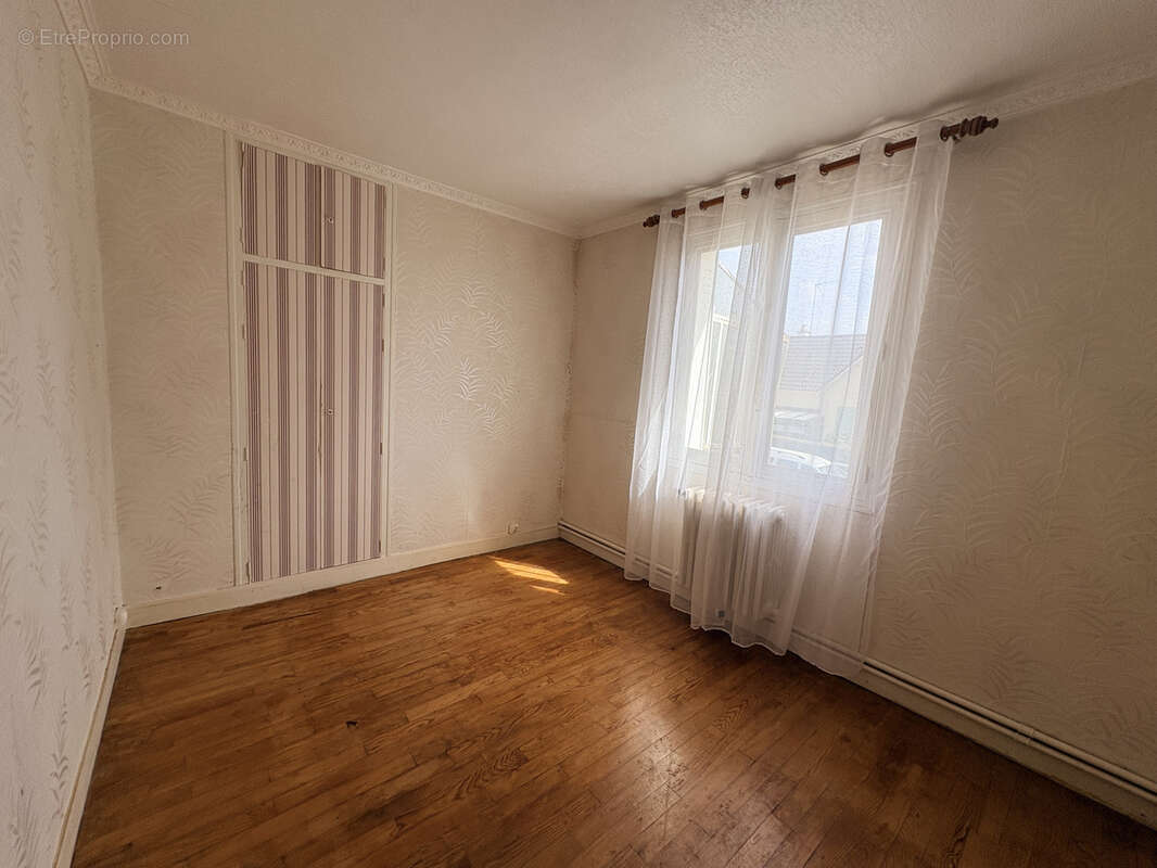 Maison à FONTAINE-LA-GUYON