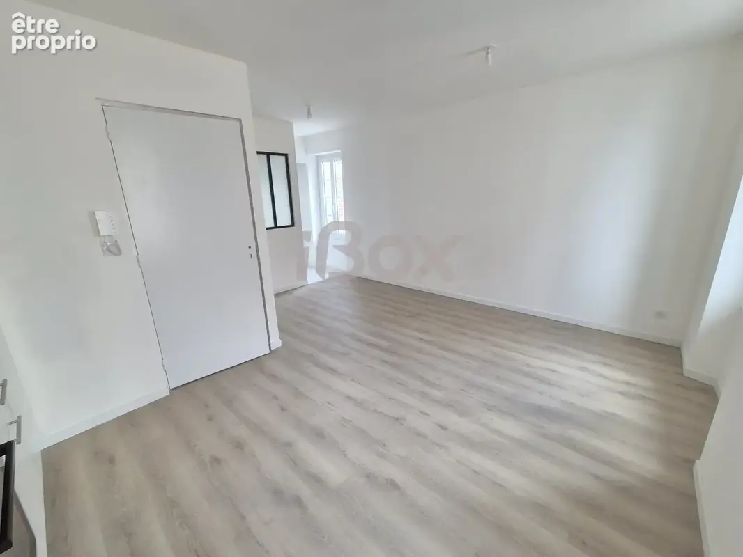 TOULON Saint Roch - Appartement T1 refait à neuf + place de parking privée dans petite copropriété de 6 lots. - photo 3