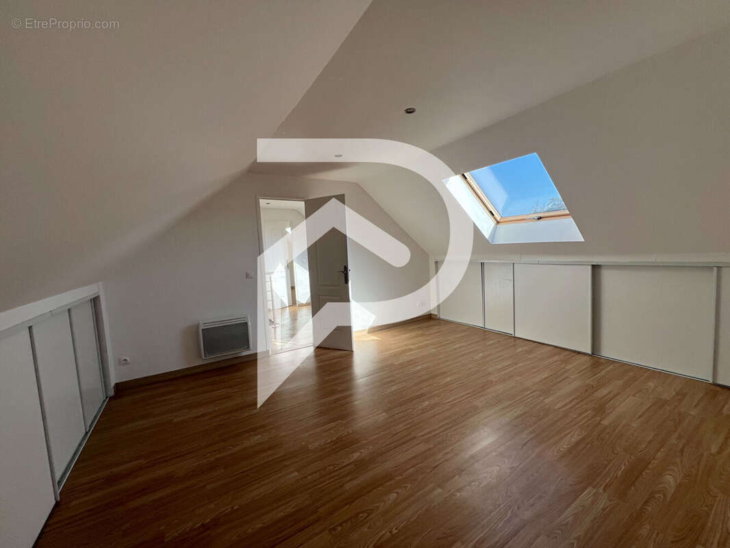 Maison à LE MESNIL-SAINT-DENIS