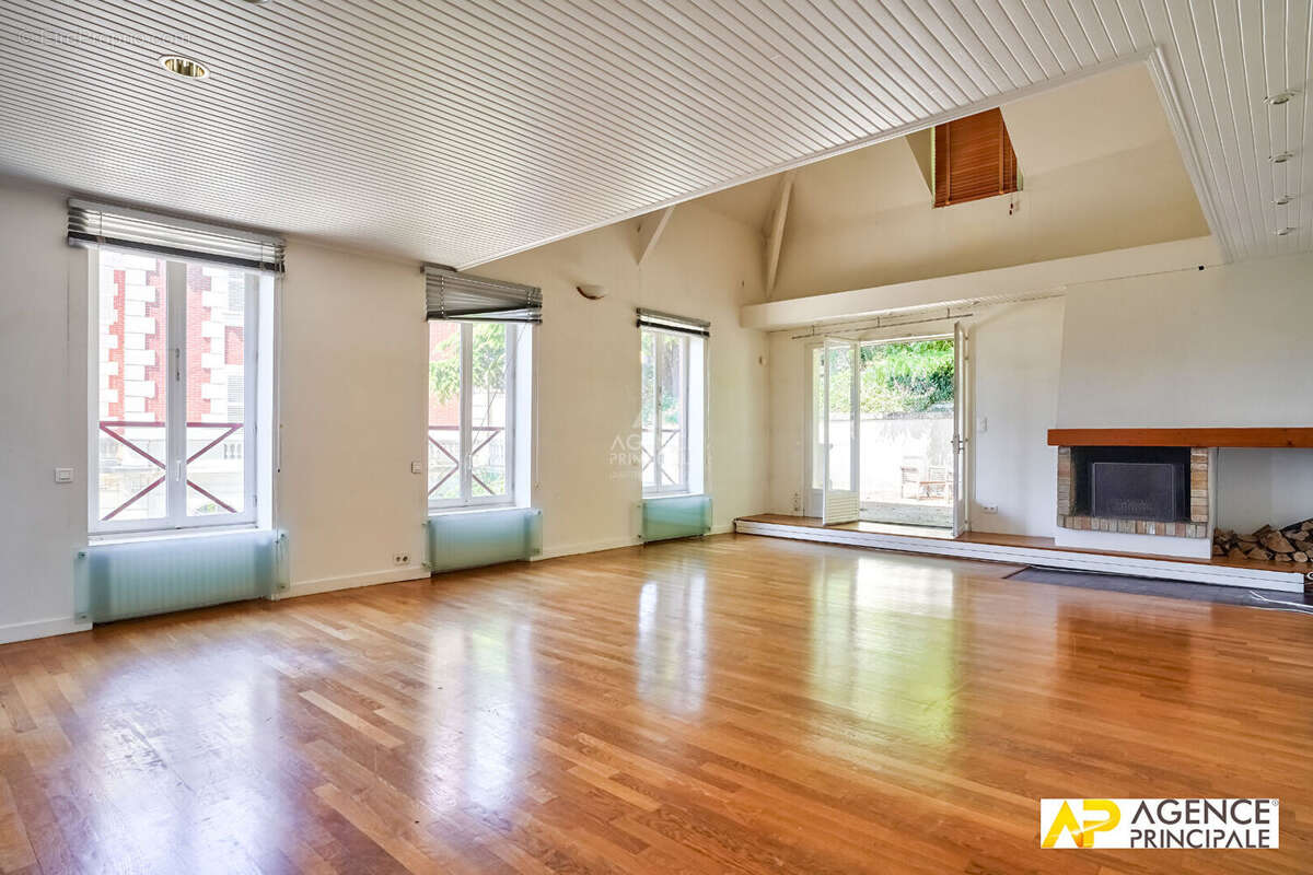 Maison à LE MESNIL-LE-ROI