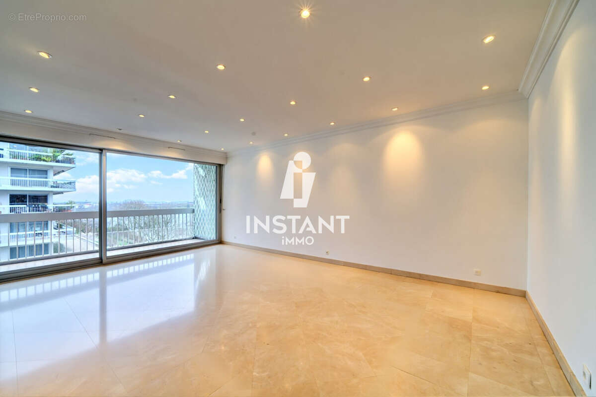 Séjour vide  - Appartement à CRETEIL