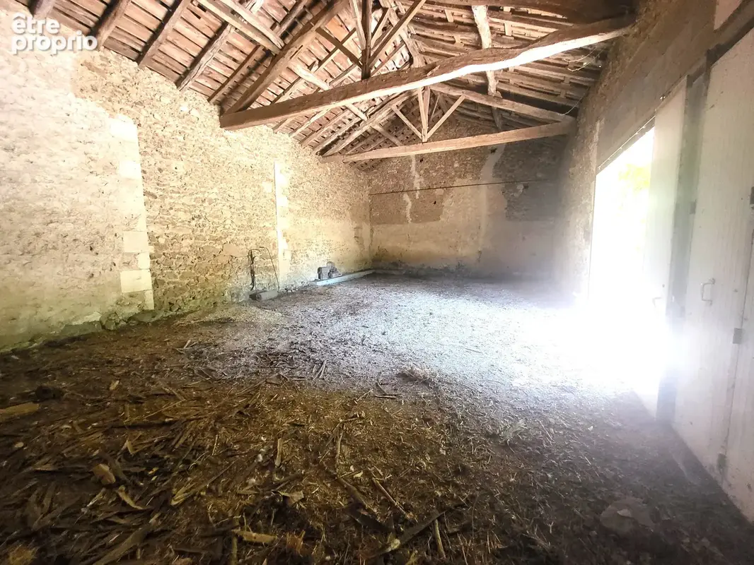 Ensemble immobilier de caractère avec dépendances, jardin arboré et beau potentiel - photo 17
