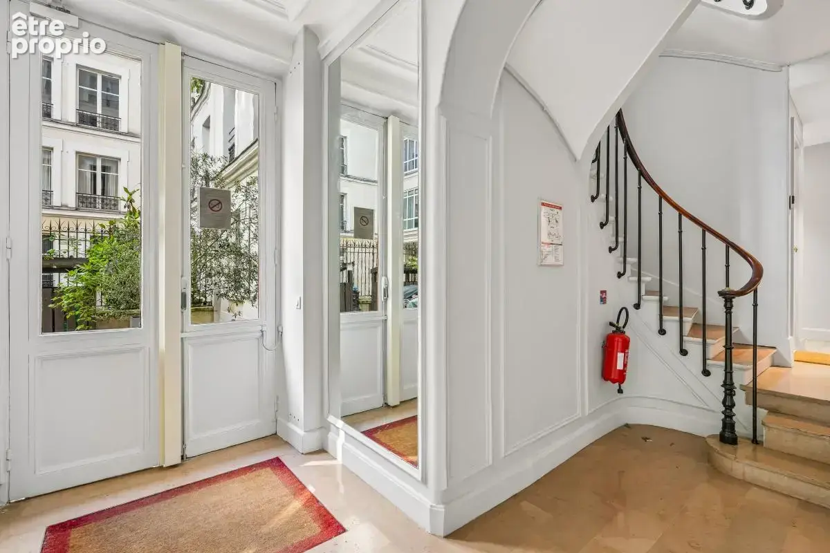 Paris XVIe – Avenue Victor Hugo / Arc de Triomphe - Appartement de 2P sur cour - photo 7