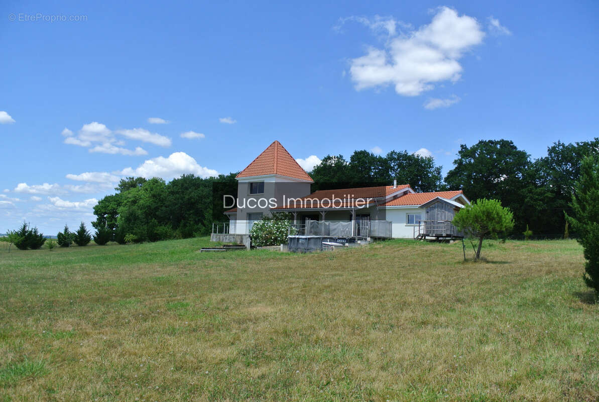 Sur les hauteurs dans un bel environnement maison 5 chambres - photo 2