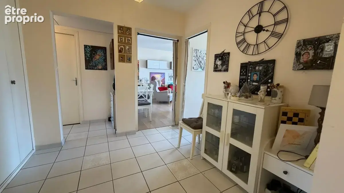 GRENOBLE – T3 de 87 m² – 8e étage – Balcon – Cave - photo 2