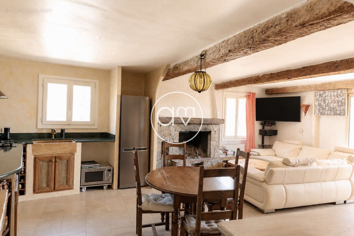 SOLLIES-PONT - Maison familiale de 160m2 avec jardin, terrasse, garage et stationnements - photo 4