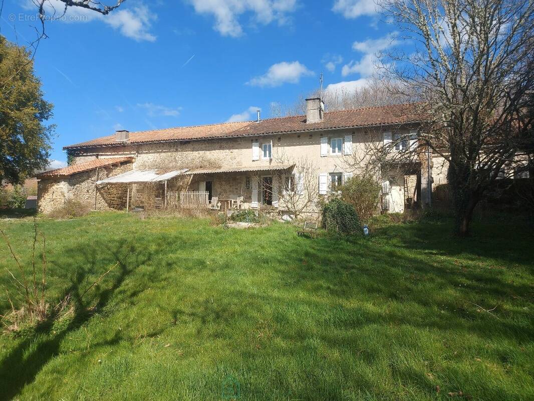 Maison à SAINT-BARTHELEMY-DE-BUSSIERE